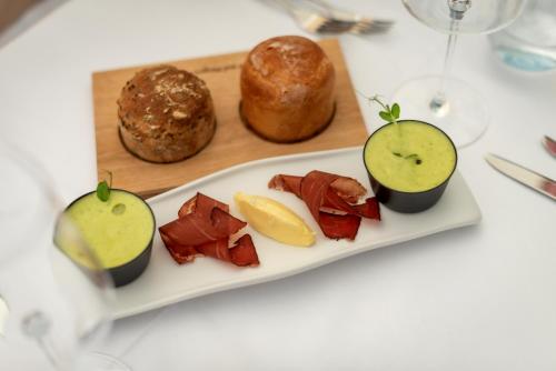 a plate of food with apples and bread on a table at Platzhirsch Kufstein in Kufstein