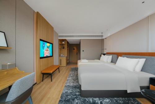 Televisyen dan/atau pusat hiburan di Park Inn by Radisson Hangzhou Fuyang Wildlife