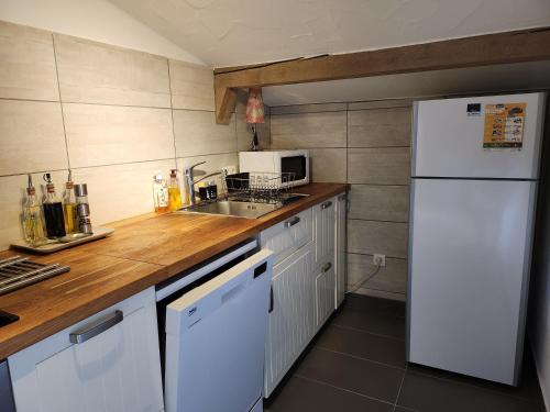 Una cocina o cocineta en Adret1