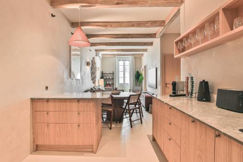 Una cocina con una gran isla en una habitación. en Magnificent apt - 2BR-6P - Heart of Saint-Tropez, en Saint-Tropez
