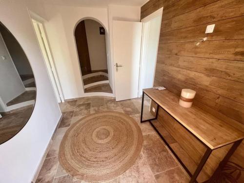 Cette chambre dispose d'une table et d'un mur en bois. dans l'établissement Entre les citronniers et la mer, à Èze