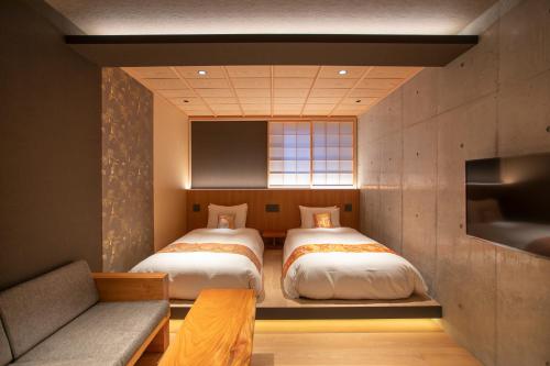 Postel nebo postele na pokoji v ubytování Hotel Legasta Kyoto Higashiyama Sanjo