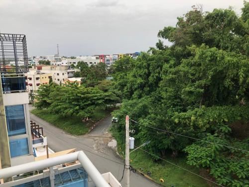 a balcony of a building with a street and trees at El apartamento que tu necesita para disfrutar tu vacaciones in Villa Mella
