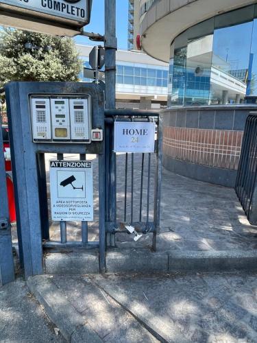 una puerta con señales frente a un edificio en Home24, en Casalnuovo di Napoli