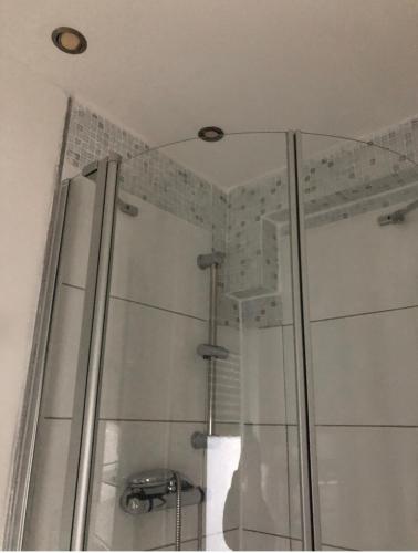 a bathroom with a shower with a glass door at Zentral Ferienwohnung P Siegen in Siegen