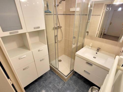 une salle de bain avec douche et lavabo dans l'établissement Appartement T3 avec Terrasse et Garage - À 600m des Plages et Commerces, Résidence Sécurisée - FR-1-316-205, à Six-Fours-les-Plages