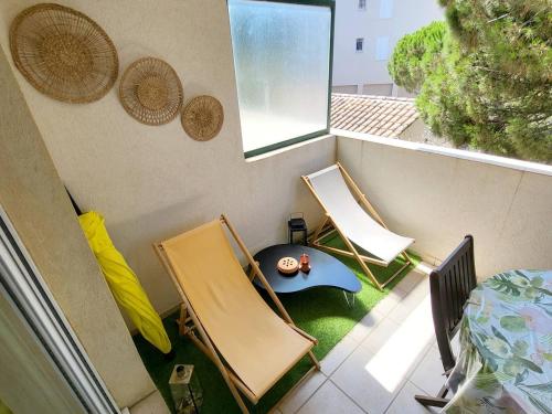 un balcon avec des chaises et une table sur un balcon dans l'établissement Appartement T3 avec Terrasse et Garage - À 600m des Plages et Commerces, Résidence Sécurisée - FR-1-316-205, à Six-Fours-les-Plages