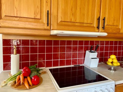 a kitchen counter with vegetables on a cutting board at Bubo mysigt litet hus i Noret in Mora