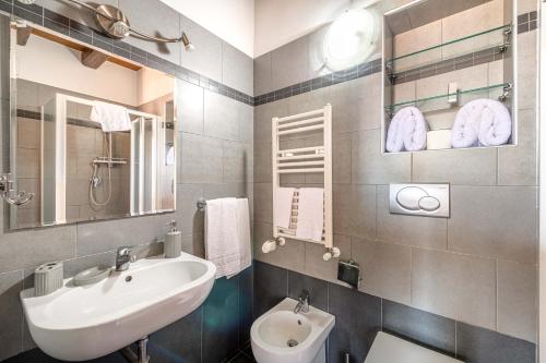 Phòng tắm tại BB Il Re Alla Reginella Guest House