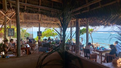 Restaurace v ubytování Mtende Beach Bungalow océan view & secret Beach