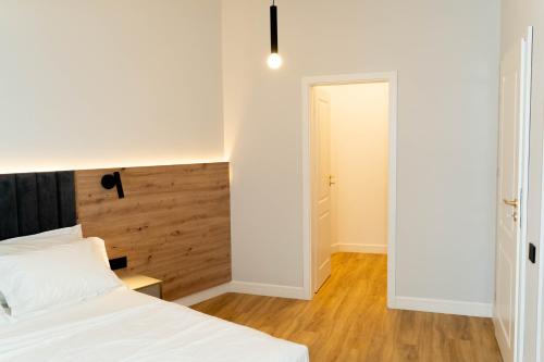Una cama o camas en una habitación de Bloom Downtown Suites