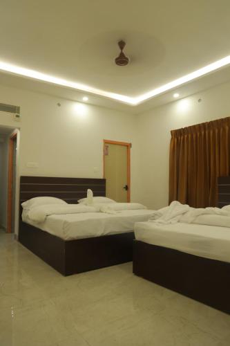 Una cama o camas en una habitación de Sudeeksha Residency, Luxury Hotel with affordable price