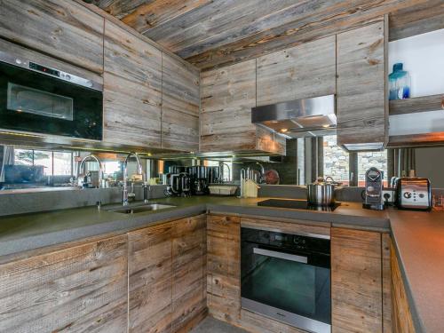 Appartement-chalet de standing avec cheminée et hammam, idéalement situé sur le front de neige de Val d'Isère