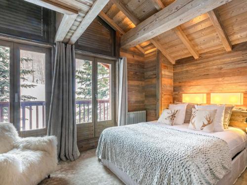 Appartement-chalet de standing avec cheminée et hammam, idéalement situé sur le front de neige de Val d'Isère