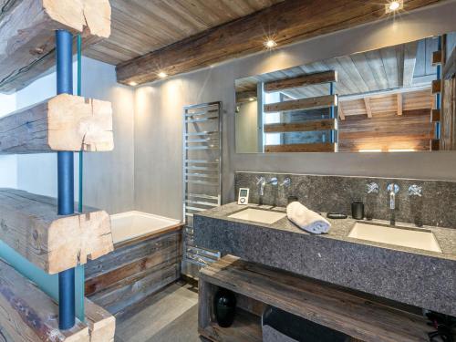 Appartement-chalet de standing avec cheminée et hammam, idéalement situé sur le front de neige de Val d'Isère
