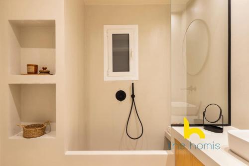 Luxurious Zen Retreat with Balcony and 300mbps WiFi