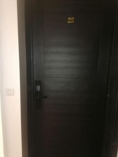 a black elevator door with the number on it at Apartamento de lujo Martil in Martil
