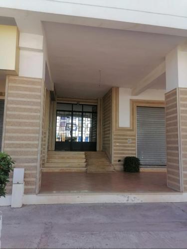a building with stairs and a door with a window at Apartamento de lujo Martil in Martil