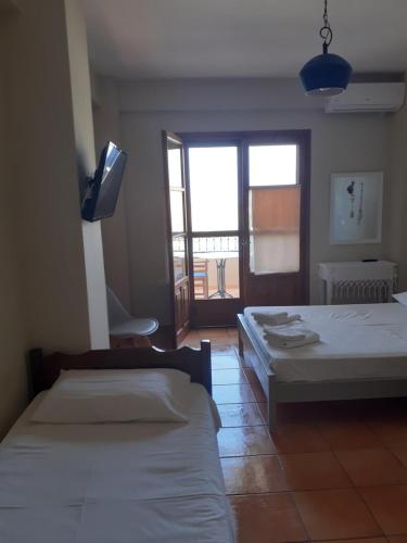 Postel nebo postele na pokoji v ubytování Kritikos Rooms