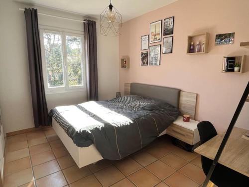 une chambre avec un lit et une fenêtre dans l'établissement Jolie maison provençale avec piscine, à Jouques