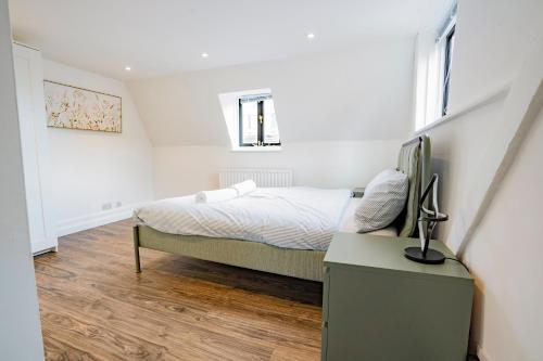 Ideal Uxbridge Hub, 3 Bed Flat Next to the Stationにあるベッド