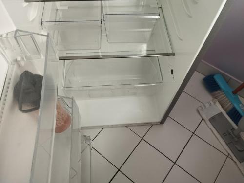 un réfrigérateur vide avec sa porte ouverte dans une cuisine dans l'établissement Havre de Paix, à LʼHay-les-Roses