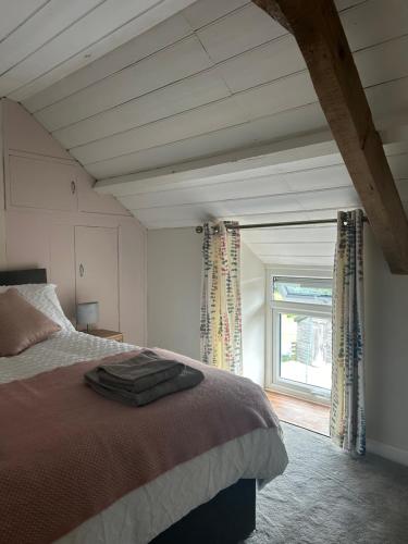 Ένα ή περισσότερα κρεβάτια σε δωμάτιο στο Cosy countryside cottage
