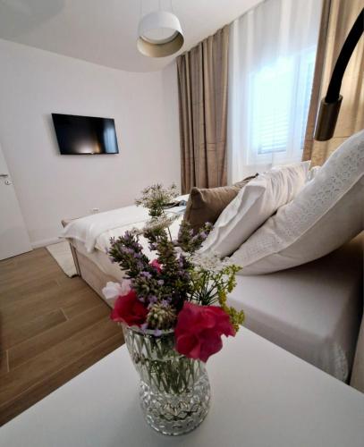 Televisyen dan/atau pusat hiburan di Sea view Luxury Apart Hotel Villa Conte with swiming pool and romantic SPA