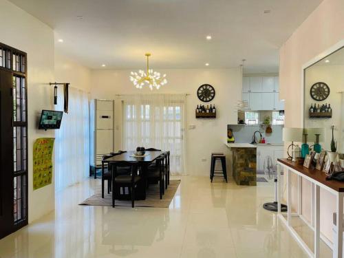 Η κουζίνα ή μικρή κουζίνα στο 5BR House with Centralized AC, Backyard & Office