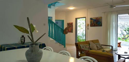 una sala de estar con un jarrón sobre una mesa en Villa Turquoise, en Blue Bay