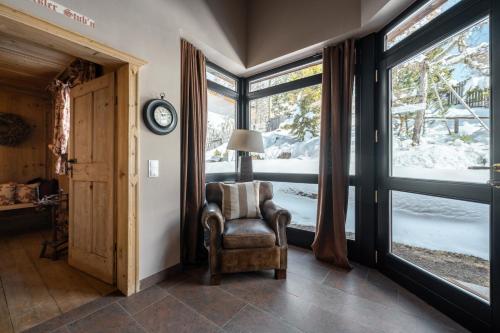 a room with a chair and a window at Chalet Avidea Secret in Avelengo