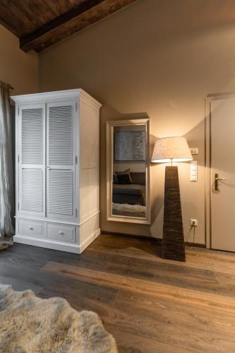 a bedroom with a bed and a lamp and a window at Chalet Avidea Secret in Avelengo
