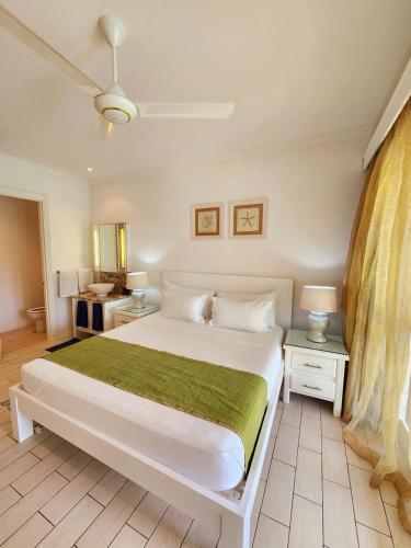 Ένα ή περισσότερα κρεβάτια σε δωμάτιο στο Eden Island House - Onyx