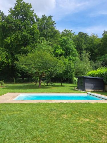 - une piscine dans une cour arborée dans l'établissement Chez Eve&Bruno, à Walheim