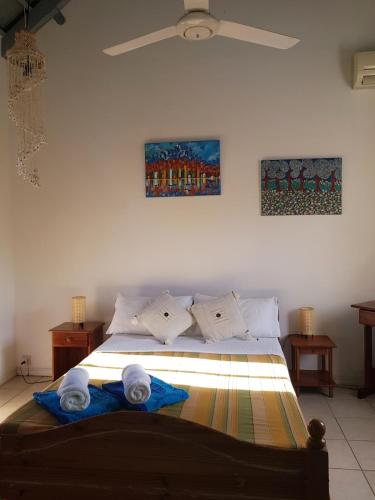 una camera da letto con un letto con asciugamani sopra di Villa Turquoise a Blue Bay