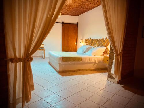 una camera da letto con un letto in una stanza di CHEZ ALAIN a Toliara