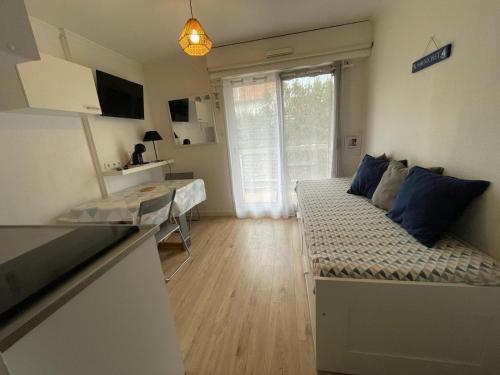 eine kleine Wohnung mit einer Couch in einer Küche in der Unterkunft charmant studio plage et marché à pied in Pornichet