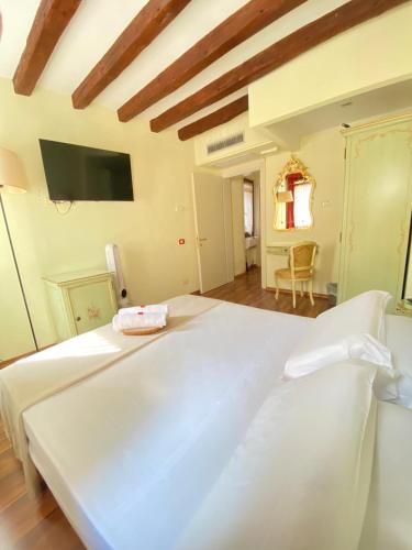 a bedroom with a large white bed in a room at Casa Vacanze Angolo 'Sconto in Venice