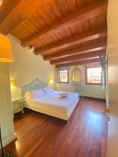 a bedroom with a bed and a wooden floor at Casa Vacanze Angolo 'Sconto in Venice