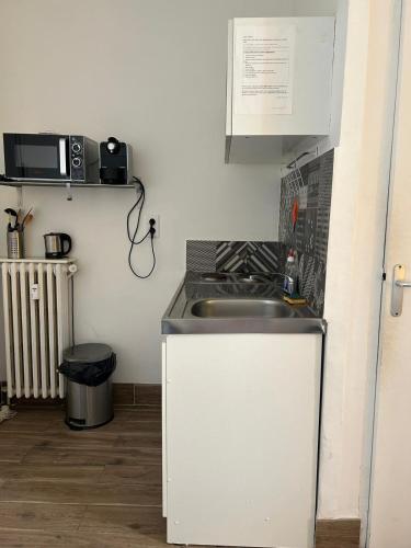 une cuisine avec un évier et une cuisinière dans l'établissement Studio ANTIBES CENTRE, à Antibes