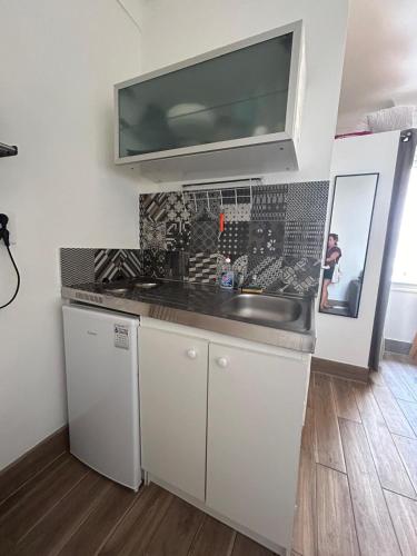 une cuisine avec un évier et un plan de travail dans l'établissement Studio ANTIBES CENTRE, à Antibes