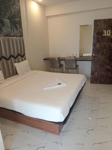 Gallery image of New Balaji Residency By Glitz Hotels in Ulhasnagar