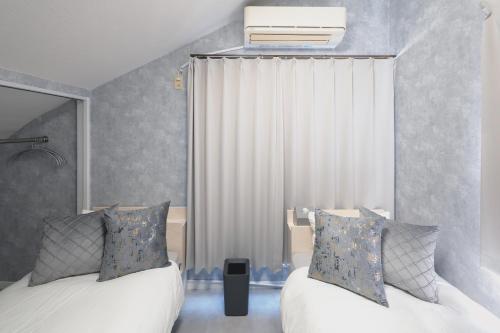 a bedroom with two beds and a window at Pet-Friendly, Projector, 2LDK, 6pp, Shinagawa Area in Tokyo
