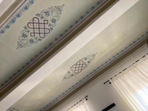 a coffered ceiling with blue and white stencils at AmiRooms Affittacamere in Siena