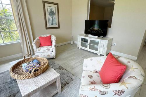 a living room with a couch and a tv at Windsor Lodge Unit #19, studio close to beaches in Osprey