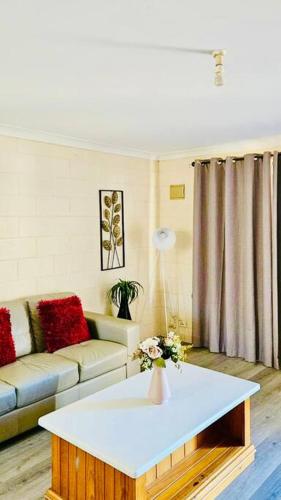 Posezení v ubytování Kalgoorlie, Unit 2, Golden Patch Retreat