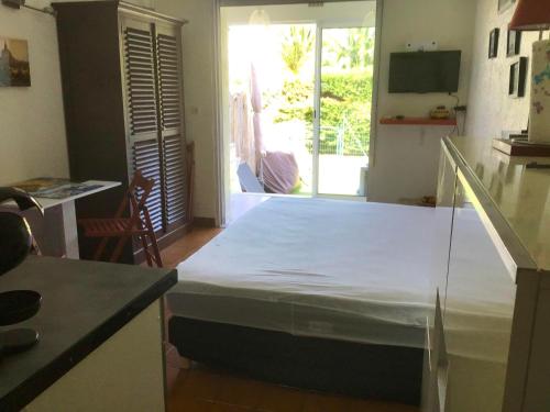 une chambre avec un lit dans une cuisine dans l'établissement Las Paganes, à Argelès-sur-Mer