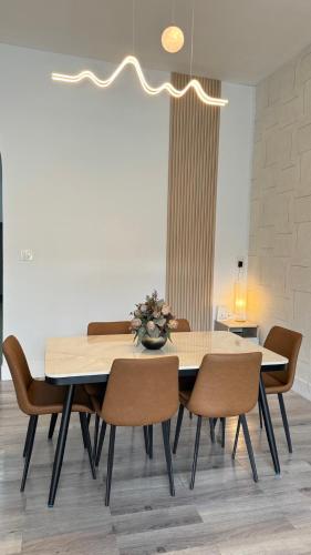 a dining room with a table and chairs at Vela House Hatyai in Hat Yai