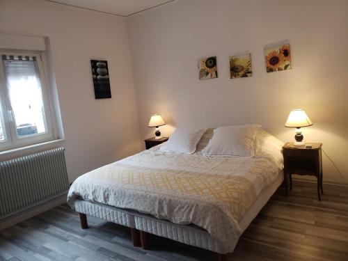 - une chambre avec un lit et deux lampes sur deux tables dans l'établissement Gite le figuier de l'ill, à Sélestat