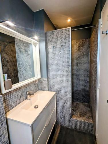 Photo de la galerie de l'établissement Charmant studio avec balcon et vue Tour Eiffel, à Paris